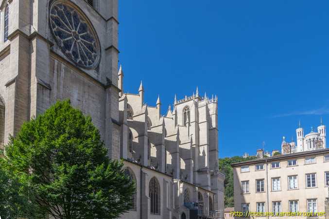 Lyon /  Sculptures aux contreforts nord de la Cathédrale