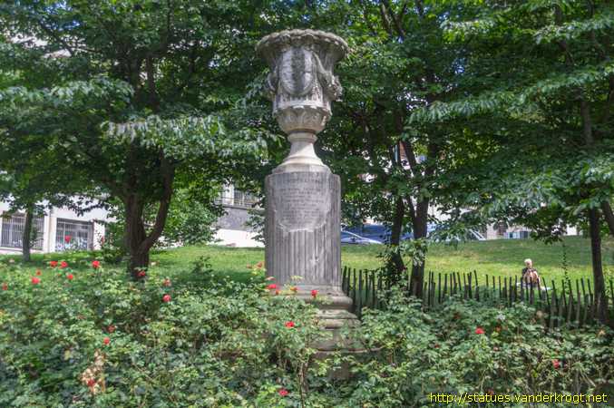 Lyon /  Monument à la Coopération: hommages à Derrion et Reynier