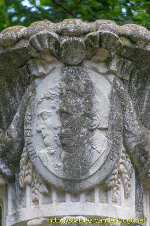 Lyon /  Monument à la Coopération: hommages à Derrion et Reynier