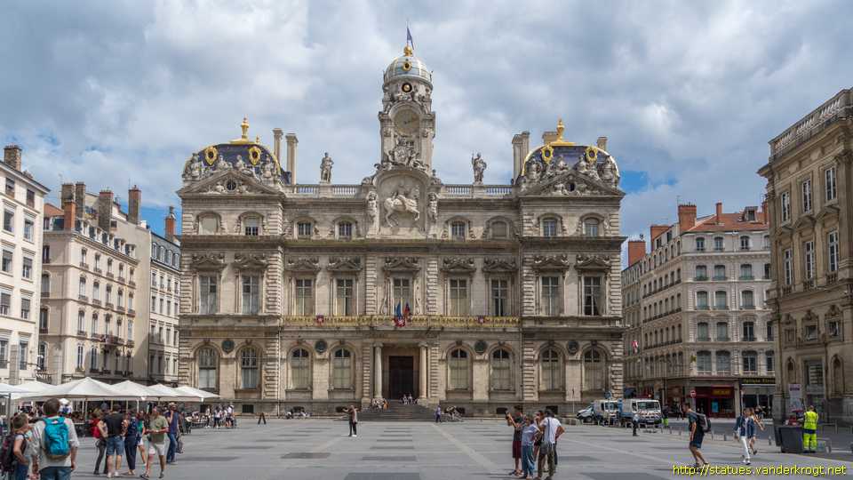 Lyon /  Sculptures de la façade de l'Hôtel de Ville