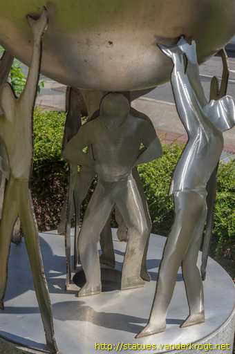 Caluire-et-Cuire /  Sphere soutenue par des personnages