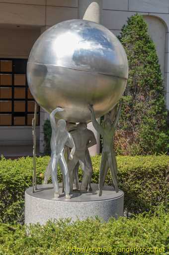 Caluire-et-Cuire /  Sphere soutenue par des personnages