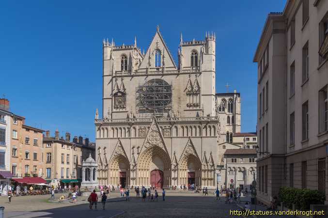 Lyon /  Statues sur la façade occidentale de la Cathédrale