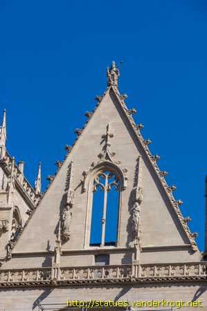 Lyon /  Statues sur la façade occidentale de la Cathédrale