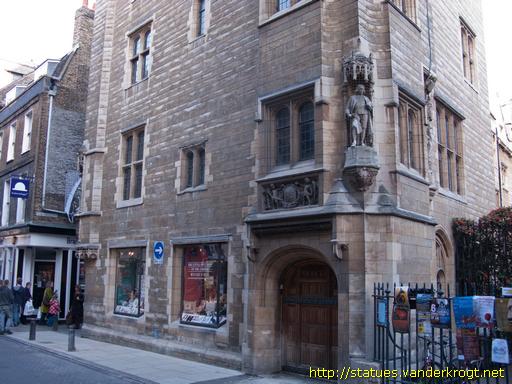 Cambridge /  Façade statues of St. Michael's Court