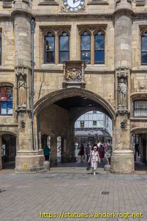 Lincoln /  Statues at the Stone Bow