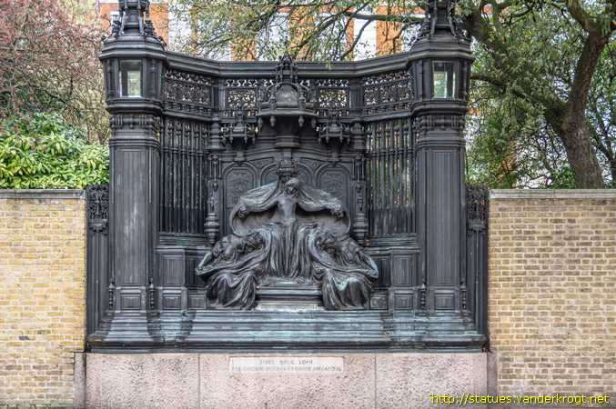 London /  Queen Alexandra Memorial