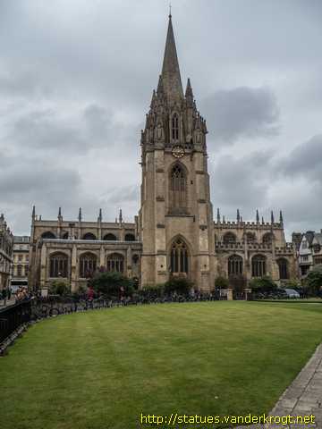Oxford / Statues on the Tower of the University Church