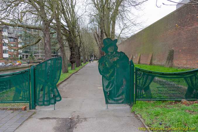 Reading /  Oscar Wilde Memorial Walk