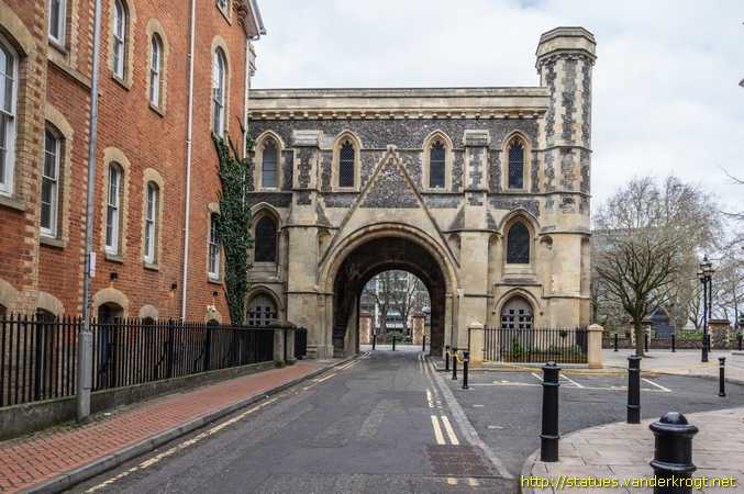 Reading /  Abbey Gateway Heads