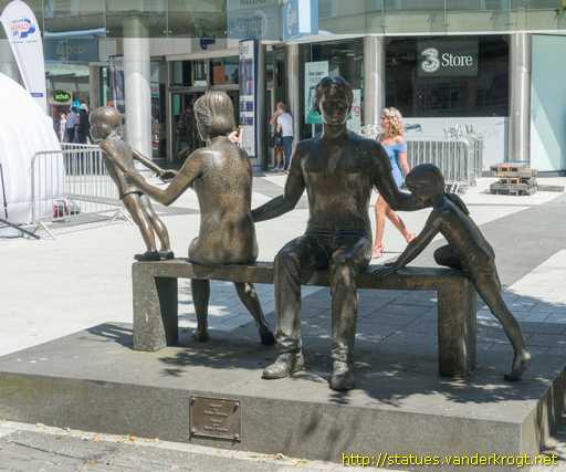 Cardiff - Caerdydd /  Family Group - Grŵp Teulu