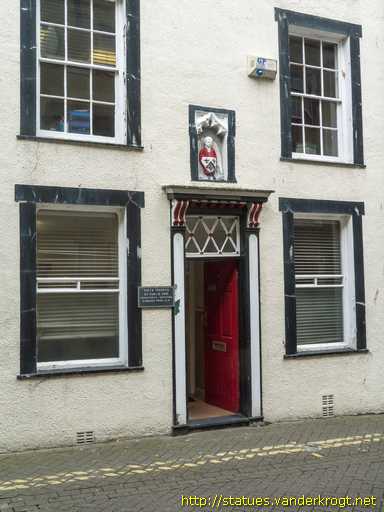Caernarfon /  Small statue - Cerflun Bach
