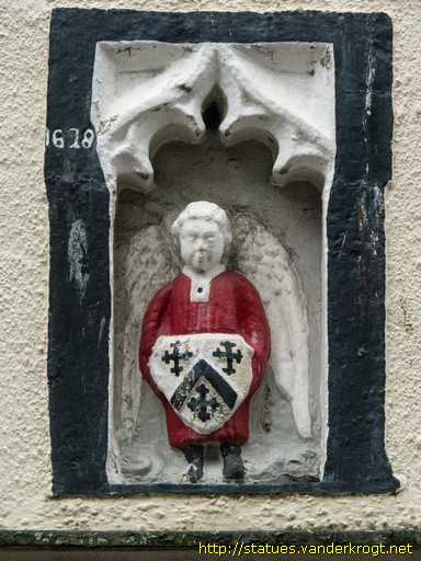 Caernarfon /  Small statue - Cerflun Bach