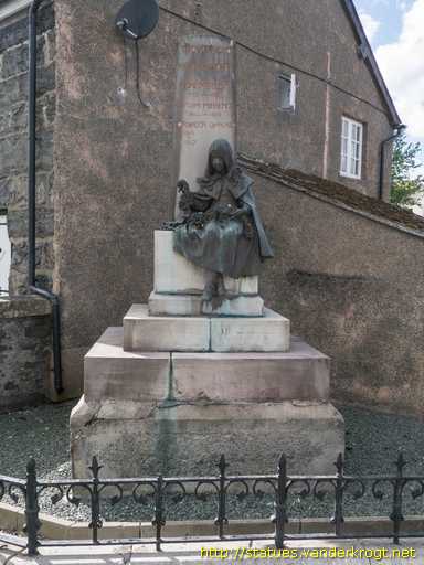 Llansannan /  Statue of the Little Girl - Cerflun y Ferch Fach
