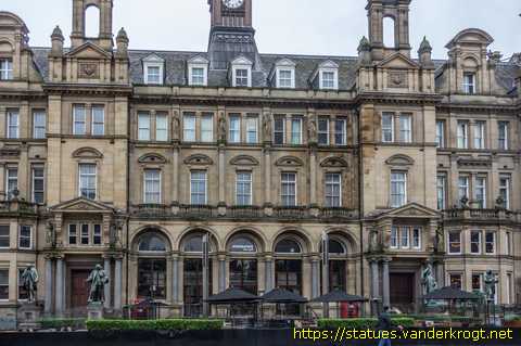 Leeds /  Statues at the General Post Office