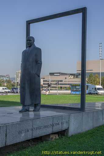 Zagreb /  Većeslav Holjevac