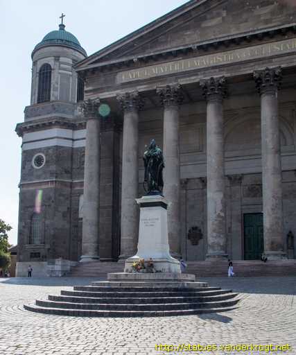 Esztergom /  Magyarok Nagyasszonya szobor