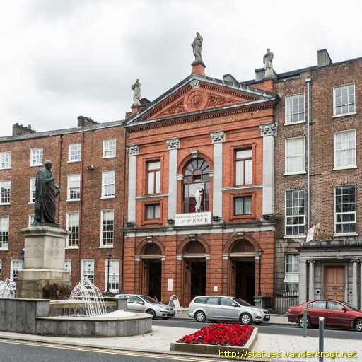 Limerick - Luimneach /  Saints' statues at the Sacred Heart Church