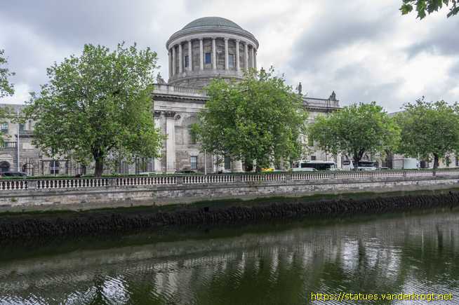 Dublin - Baile Átha Cliath /  Statues at the Four Courts