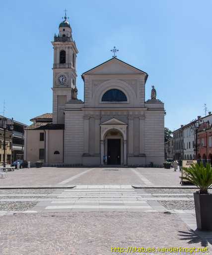 Brescello /  Statue dei Santi alla Chiesa di Santa Maria Nascente