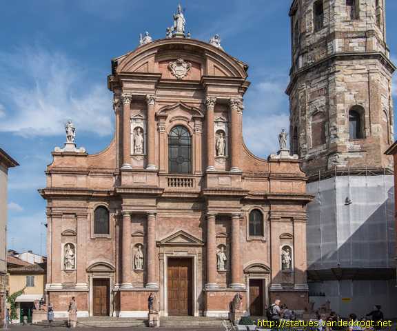 Reggio nell'Emilia /  Statue dei Santi alla Basilica di San Prospero