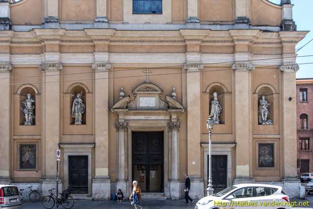 Parma /  Statue dei Santi alla Chiese di San Vitale