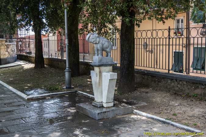 Carrara /  Fontana con l'elefante
