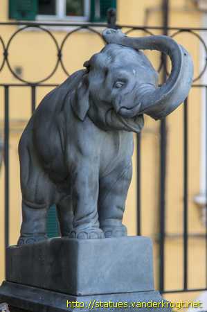 Carrara /  Fontana con l'elefante