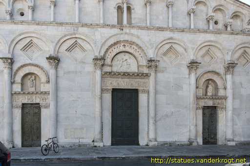 Lucca /  Sculture alla Chiesa di Santa Maria Forisportam