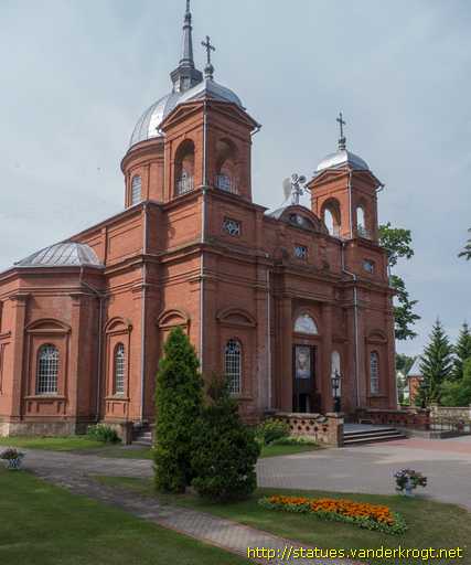 Utena /  Šventųjų skulptūros ant bažnyčios fasado