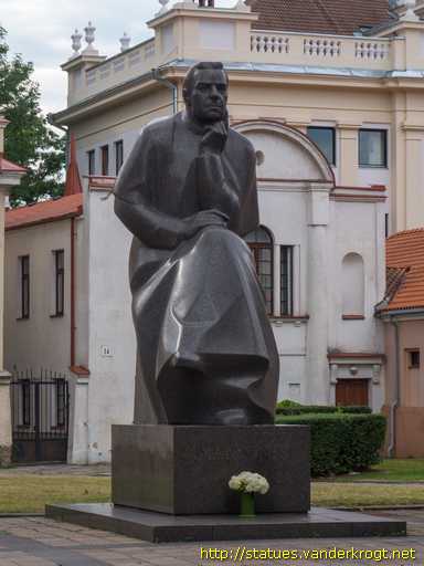 Kaunas /  Paminklas Maironio