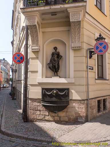 Rīga /  Sieviete ar krūku