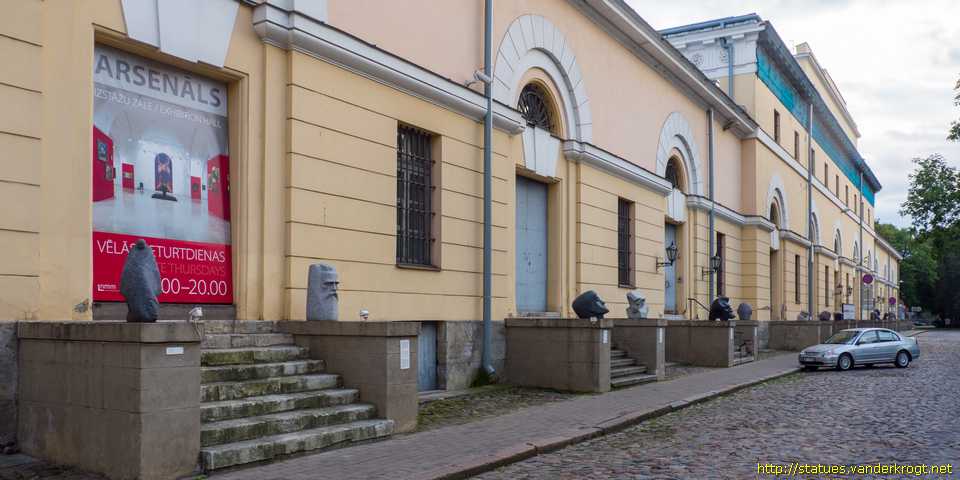 Rīga /  Granīta galvas