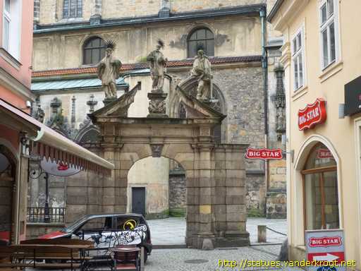 Kłodzko /  Czarna Brama z posągami świętego