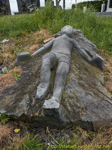 Ponta Garça /  Estátua inacabada de um menino deitado