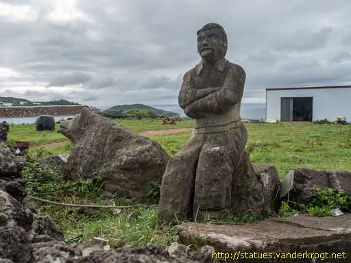 Porto Judeu /  Estátua inacabada de um homem e um cão