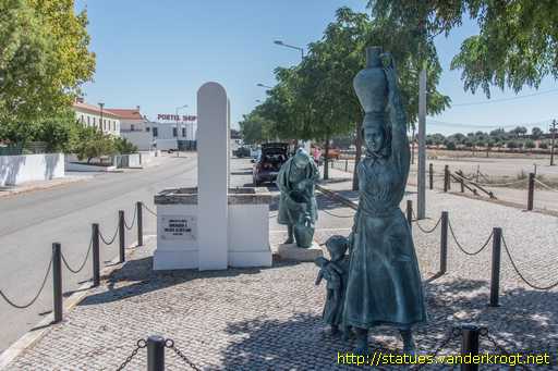 Portel /  Monumento à Mulher Alentejana