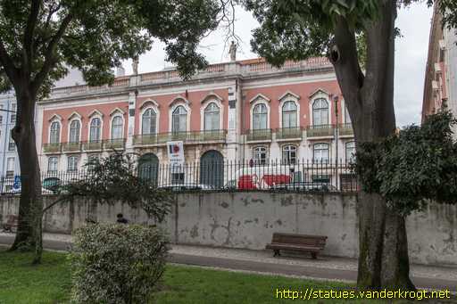 Lisboa /  Estátuas no Palácio Sinel de Cordes