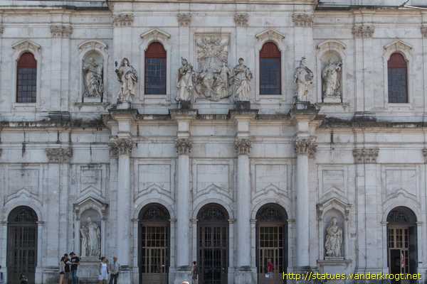 Lisboa /  Estátuas na Basílica da Estrela