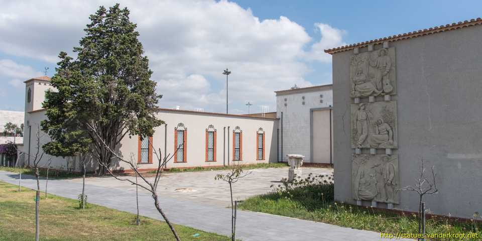 Lisboa /  Baixos-Relevos no Museu de Arte Popular (Fachada poente)