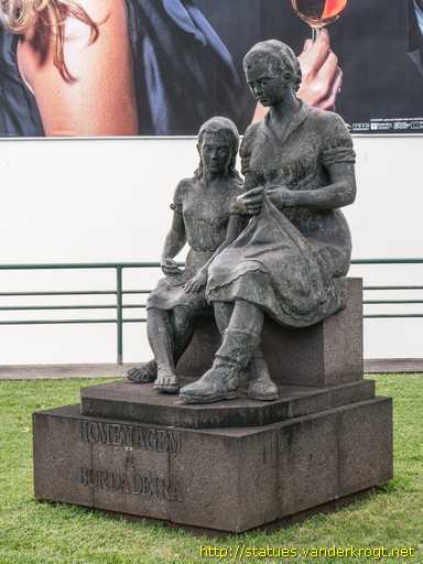 Funchal /  Monumento à Bordadeira Madeirense