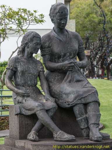 Funchal /  Monumento à Bordadeira Madeirense