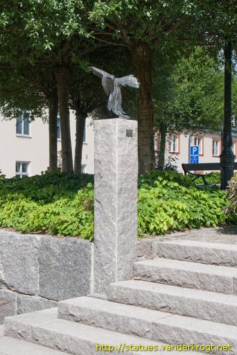Enköping /  Duvhök i slag