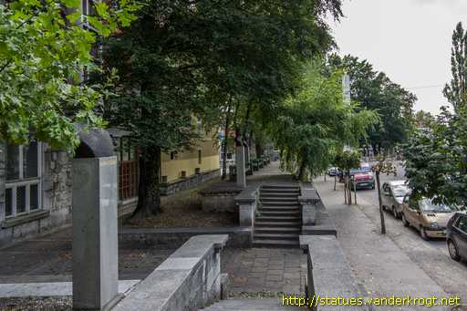 Ljubljana /  Terasa s doprsnimi kipi treh slavistov