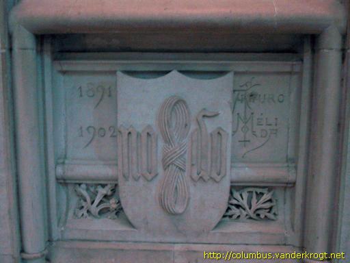 M&eacute;lida's signature on the pedestal