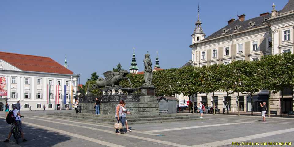 Klagenfurt - Lindwurmbrunnen und Herkulesfigur