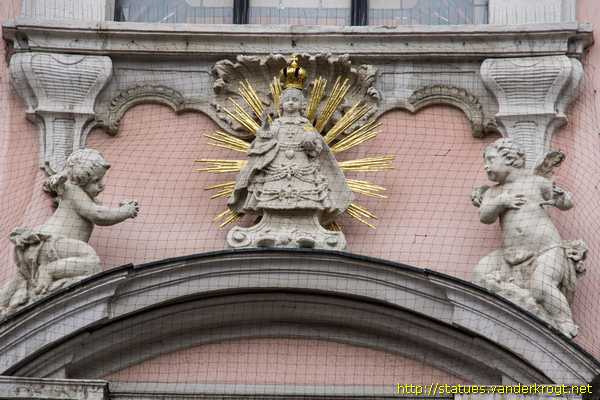 Sankt Pölten - Heiligenstatuen an der Franziskanerkirche