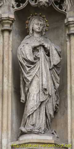 Graz - Heiligenstatuen am Westportal des Grazer Doms