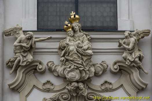 Graz - Heiligenstatuen an der Mariahilferkirche