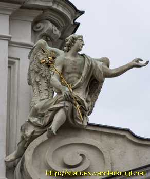 Graz - Heiligenstatuen an der Mariahilferkirche